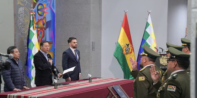 Presidente de Bolivia cambia la cúpula policial en medio de pugna con Evo Morales