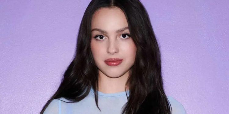 ¡Eso fue divertido!, reacción de Olivia Rodrigo tras caer durante concierto