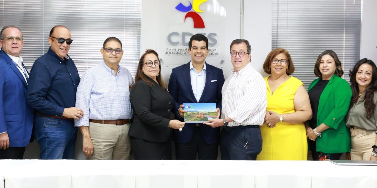 Wellington Arnaud comparte con el Consejo de Desarrollo Estratégico de Santiago logros de INAPA en esa provincia