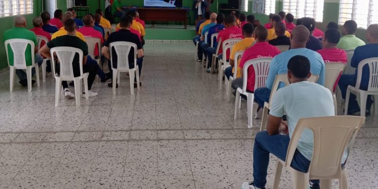 Imparten charla sobre inserción laboral e inclusión financiera en Najayo Hombres