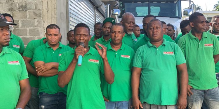 Choferes de ruta Villa Altagracia-Santo Domingo denuncian regidor los amenaza de muerte