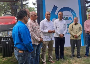 Ministerio de Agricultura dona tractor agrícola al ISA de Santiago