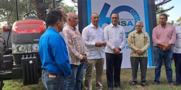 Ministerio de Agricultura dona tractor agrícola al ISA de Santiago