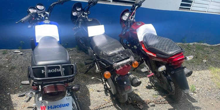 Policía recupera tres motocicletas robadas en operativos en Los Guaricanos, SDN