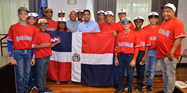 Ministro Kelvin Cruz entrega Bandera Nacional selección béisbol U12