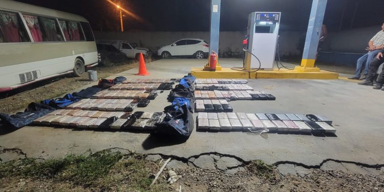 PN apresa a una de dos personas y ocupa 192 paquetes de presunta cocaína en Montecristi