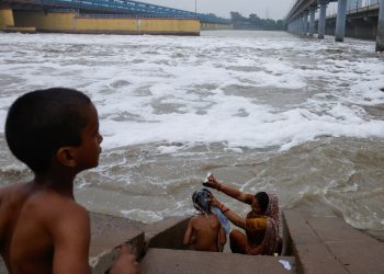 Alarma por la aparición de una espuma tóxica en un río de La India