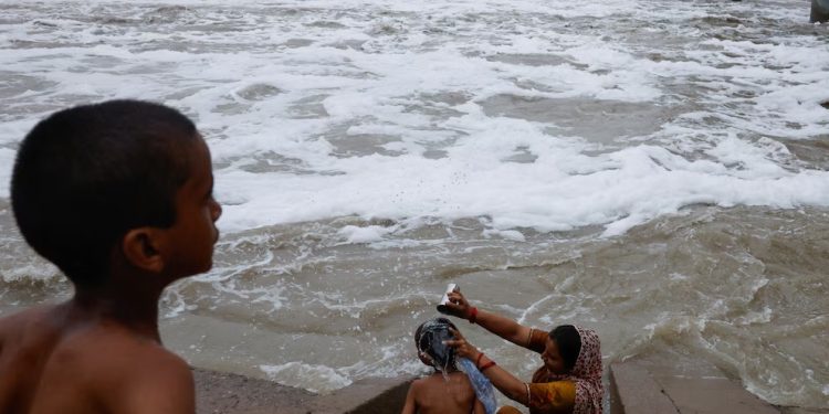 Alarma por la aparición de una espuma tóxica en un río de La India