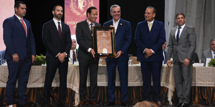 Reconocen a Luis Brache con la Medalla de Honor al Mérito 2023