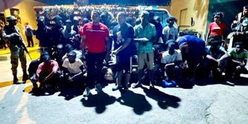 Ejército detiene camión con 38 indocumentados escondidos bajo hojas de plátano