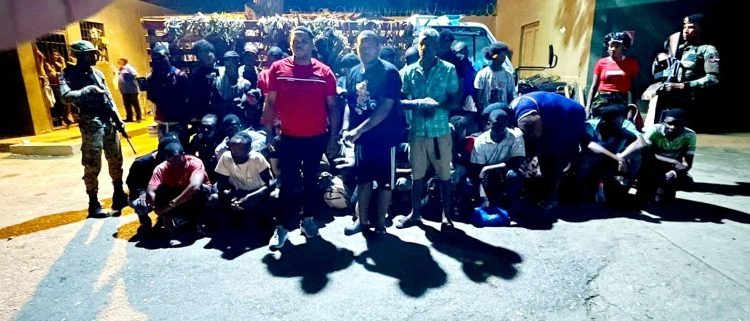 Ejército detiene camión con 38 indocumentados escondidos bajo hojas de plátano