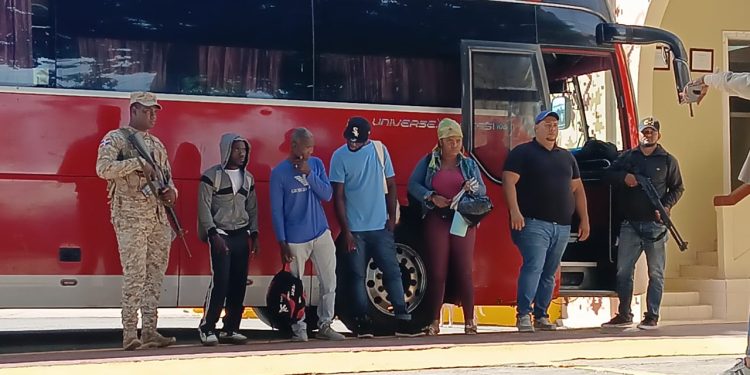 CESFronT y Ejército detienen 36 haitianos con estatus migratorio irregular durante operativo y en autobús del transporte público