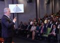 Expresidente de Colombia, Iván Duque, reflexiona con colaboradores de la DGA sobre el liderazgo en tiempos de adversidad