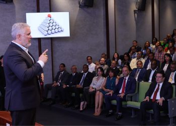 Expresidente de Colombia, Iván Duque, reflexiona con colaboradores de la DGA sobre el liderazgo en tiempos de adversidad