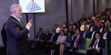 Expresidente de Colombia, Iván Duque, reflexiona con colaboradores de la DGA sobre el liderazgo en tiempos de adversidad