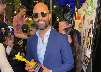 Cantautor Pedri Jiménez recibe un Emerging Music Awards en Colombia