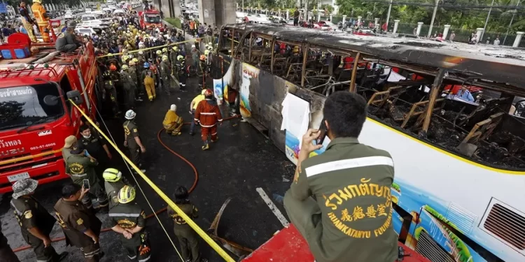 Al menos 20 fallecidos tras incendiarse un autobús escolar en Tailandia