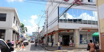 Comerciantes aseguran que evasión de impuestos y competencia desleal por chinos harán desaparecer negocios dominicanos