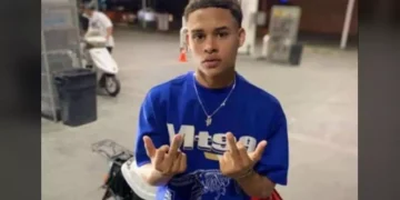 Asesinan menor a balazos y luego lo atropellan en Santiago