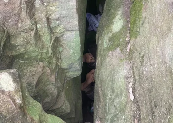 Una mujer queda atrapada boca abajo durante siete horas al intentar recuperar su móvil