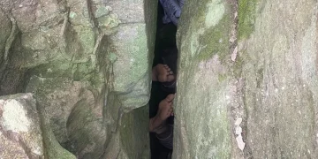 Una mujer queda atrapada boca abajo durante siete horas al intentar recuperar su móvil