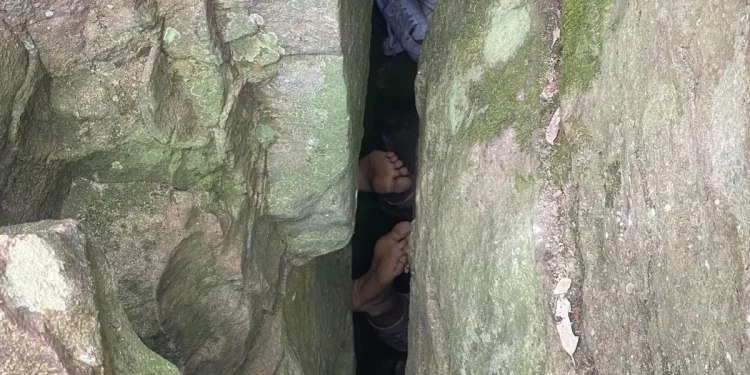 Una mujer queda atrapada boca abajo durante siete horas al intentar recuperar su móvil