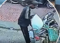 Desconocido roba bolsa con mercancías en moto estacionada en mercado