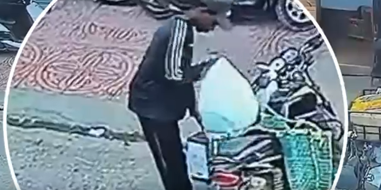 Desconocido roba bolsa con mercancías en moto estacionada en mercado