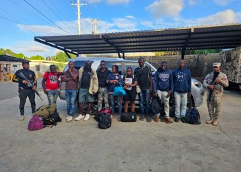 Detienen 11 nacionales haitianos en estatus migratorio irregular dentro de una jeepeta