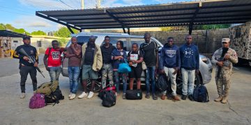 Detienen 11 nacionales haitianos en estatus migratorio irregular dentro de una jeepeta