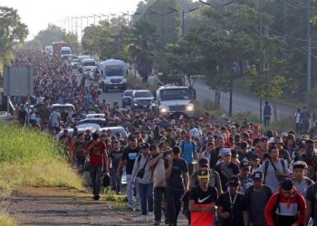 Migrantes parten en caravana desde Chiapas, México en busca del sueño americano