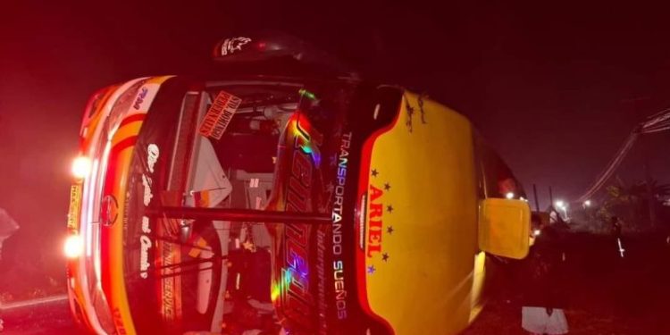 Al menos siete muertos y 30 heridos en accidente tras volcarse autobús en zona costera de Ecuador