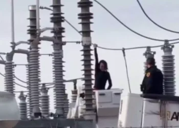 Mujer causa apagón al subir a un transformador de alta tensión en Utah