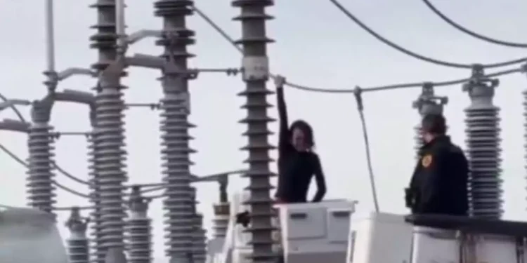 Mujer causa apagón al subir a un transformador de alta tensión en Utah