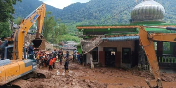 Al menos 16 muertos y siete desaparecidos por un corrimiento de tierra en Indonesia