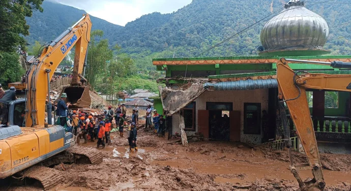 Al menos 16 muertos y siete desaparecidos por un corrimiento de tierra en Indonesia