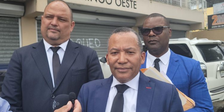 Empresario se querella contra Carlos Peña por difamación e injuria pública; solicita RD$250 millones de indemnización