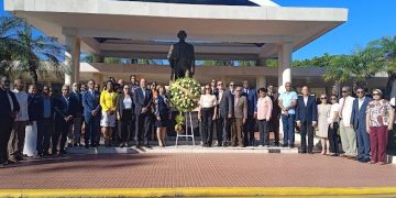 Facultad de Artes UASD conmemora su 24 aniversario con una ofrenda floral