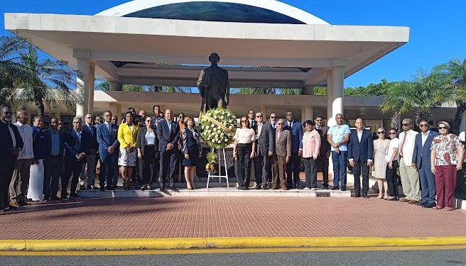 Facultad de Artes UASD conmemora su 24 aniversario con una ofrenda floral