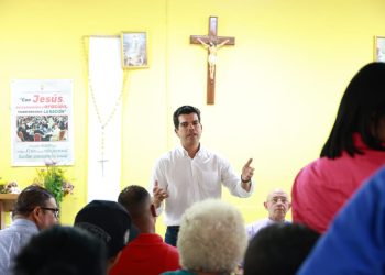 Wellington Arnaud se reúne con residentes en Los Ciruelitos y el Hoyo de Bartola