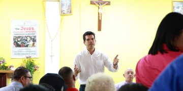 Wellington Arnaud se reúne con residentes en Los Ciruelitos y el Hoyo de Bartola