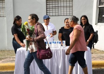 ASDN regala velones y flores a visitantes cementerios por Día de los Fieles Difuntos