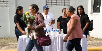 ASDN regala velones y flores a visitantes cementerios por Día de los Fieles Difuntos