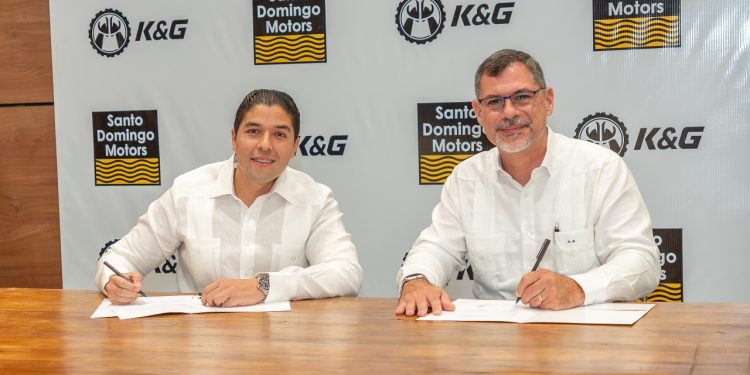 Santo Domingo Motors e Importadora K&G sellan alianza para comercializar neumáticos y baterías