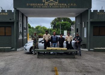 Ejército detiene a dos hombres con 4 paquetes de un vegetal, presumiblemente marihuana en Barahona