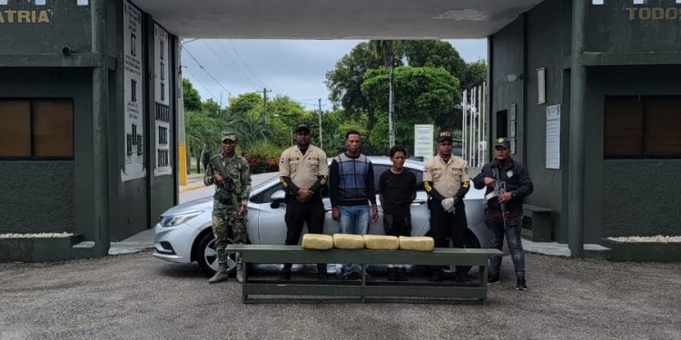 Ejército detiene a dos hombres con 4 paquetes de un vegetal, presumiblemente marihuana en Barahona