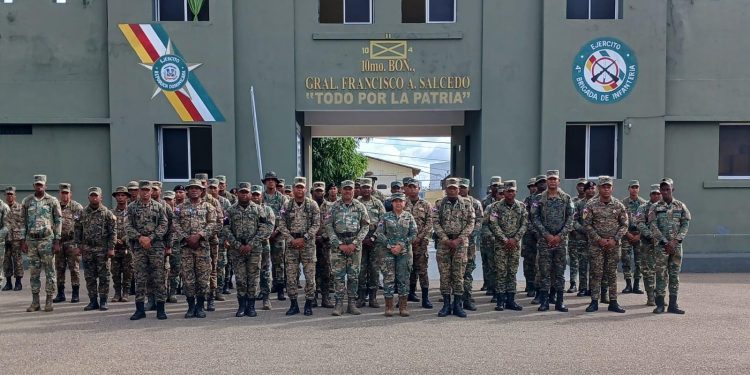 Instructores de la Escuela de Graduados en Derechos Humanos y DIH llevan a cabo conferencias sobre DDHH