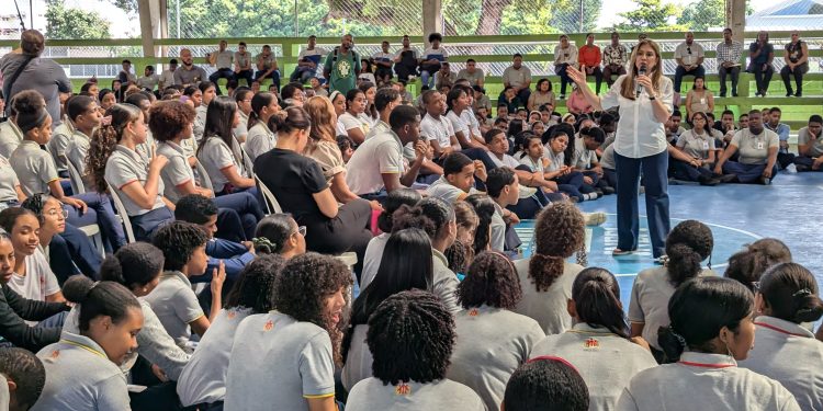 Carolina Mejía lleva a centros educativos programa de charlas sobre manejo de residuos sólidos y responsabilidad ciudadana