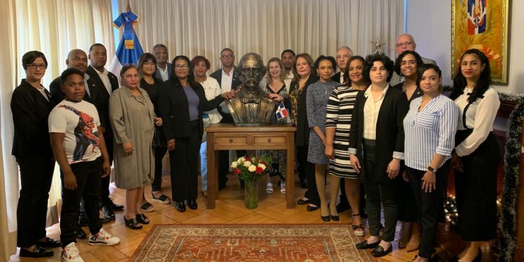 Embajada Dominicana en Chile recibe busto del Instituto Duartiano