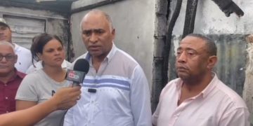 Senador por Peravia asiste a familia afectada por incendio en Las Colinas